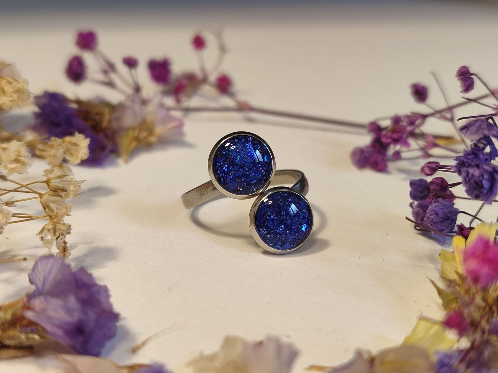 Anillo ajustable de acero inoxidable con PURPURINA HOLOGRÁFICA encapsulada en resina.