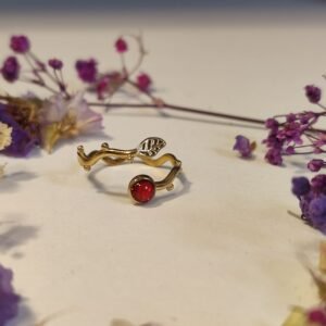 Anillo ajustable de acero inoxidable con PURPURINA HOLOGRÁFICA encapsulada en resina.