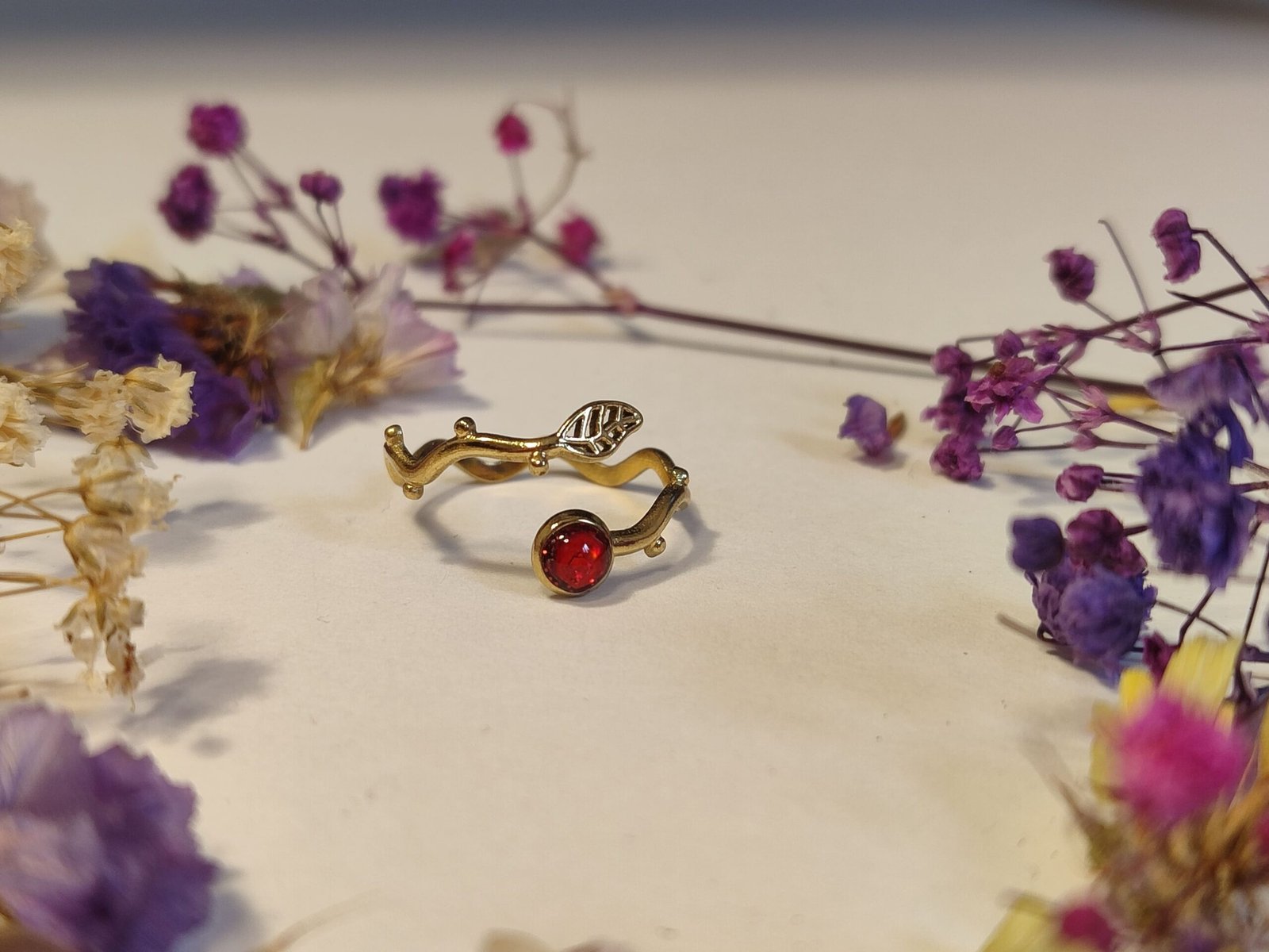 Anillo ajustable de acero inoxidable con PURPURINA HOLOGRÁFICA encapsulada en resina.