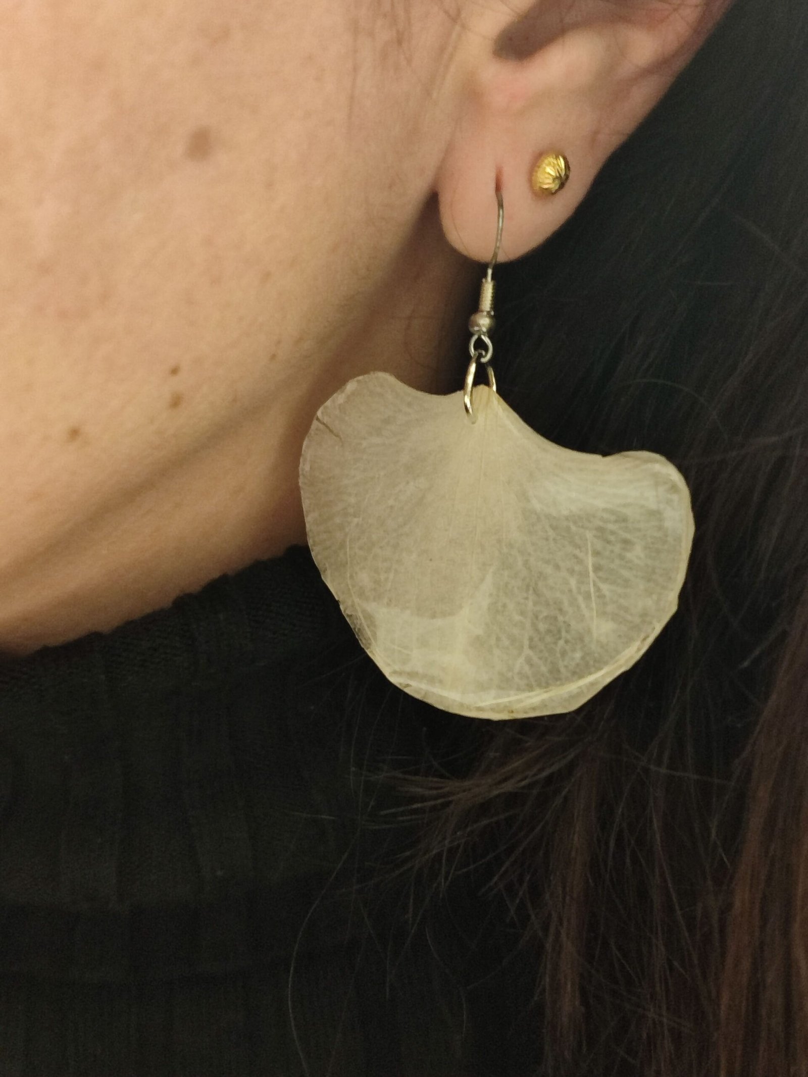 Pendientes con UNOS PÉTALOS DE ORQUÍDEA BLANCA encapsulados en resina.