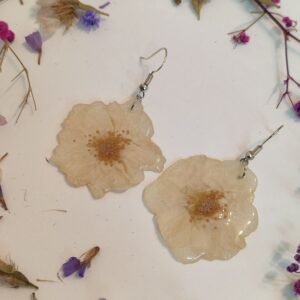Pendientes con UNAS ROSAS BLANCAS encapsuladas en resina.