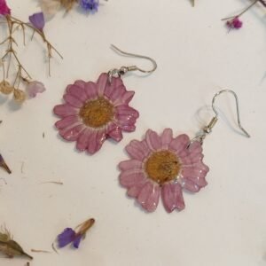 Pendientes con UNOS CRISANTEMOS encapsulados en resina.