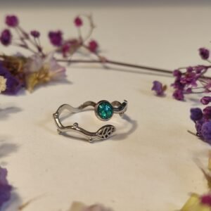 Anillo ajustable de acero inoxidable con PURPURINA HOLOGRÁFICA encapsulada en resina.