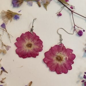 Pendientes con UNAS ROSAS LILAS encapsuladas en resina.
