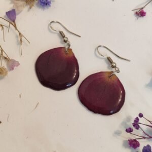 Pendientes con UNOS PÉTALOS DE ROSA DE PITIMINÍ encapsulados en resina.