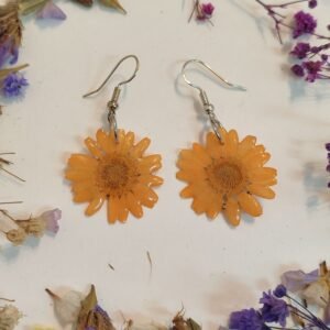Pendientes con UNAS MARGARITAS NARANJAS encapsuladas en resina.