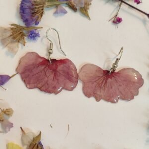 Pendientes con UNAS FLORES DE CEREZO encapsuladas en resina.