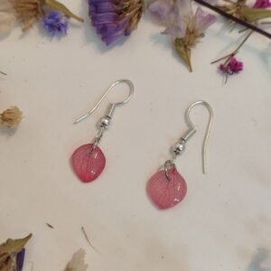 Pendientes con UNOS PÉTALOS DE HORTENSIA encapsulados en resina.