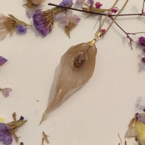 Colgante con UNA FLOR DE PENDIENTES DE ESPATIFILO encapsulada en resina.