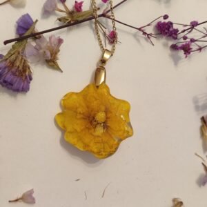 Colgante con UNA FLOR DE CLAVEL encapsulada en resina.