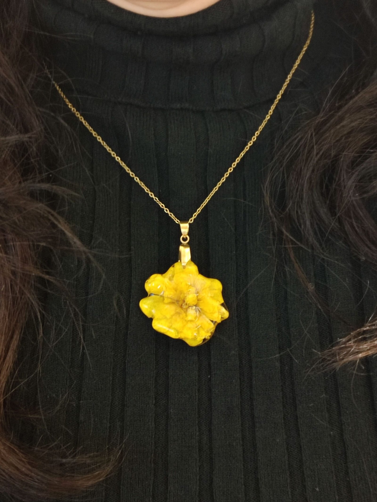 Colgante con UNA FLOR DE CLAVEL encapsulada en resina.