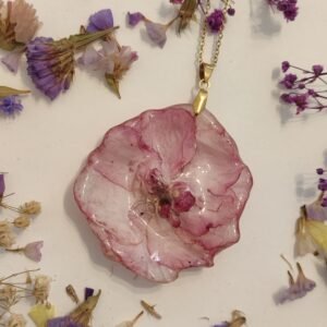 Colgante con UNA FLOR DE ADELFA encapsulada en resina.