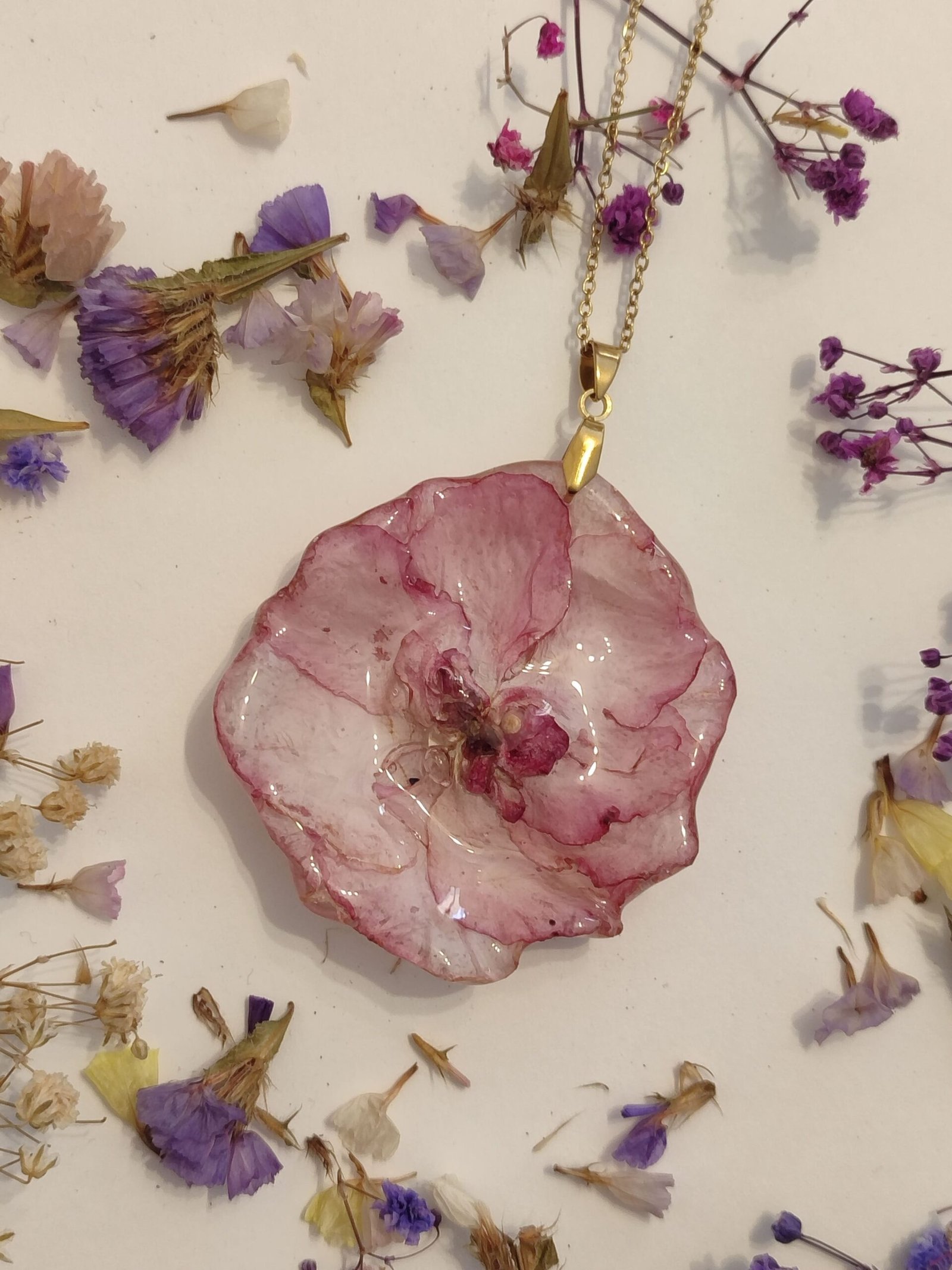 Colgante con UNA FLOR DE ADELFA encapsulada en resina.