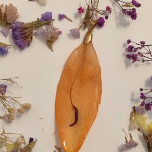 Colgante con UN PÉTALO DE LILIUM encapsulado en resina.