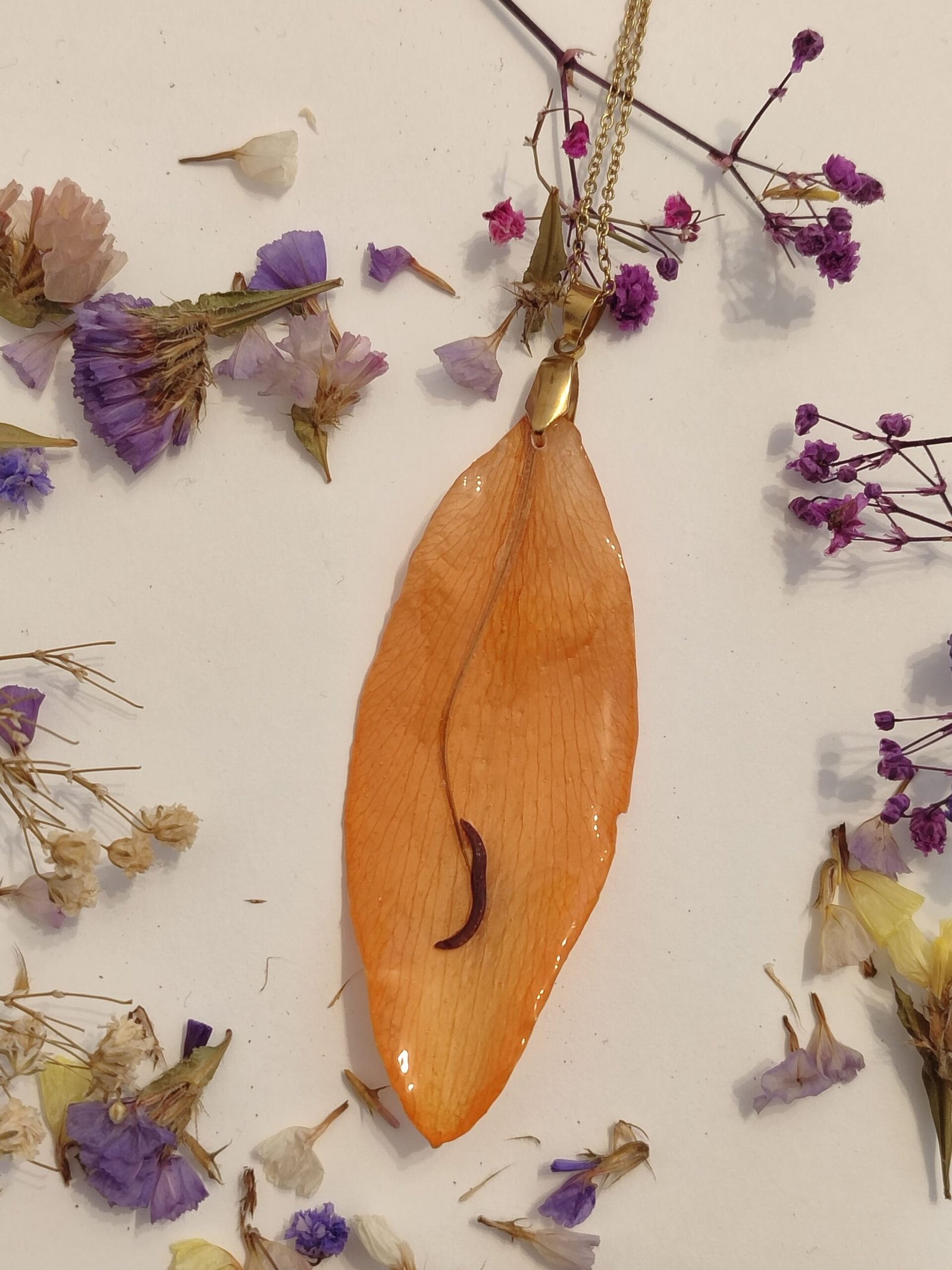 Colgante con UN PÉTALO DE LILIUM encapsulado en resina.