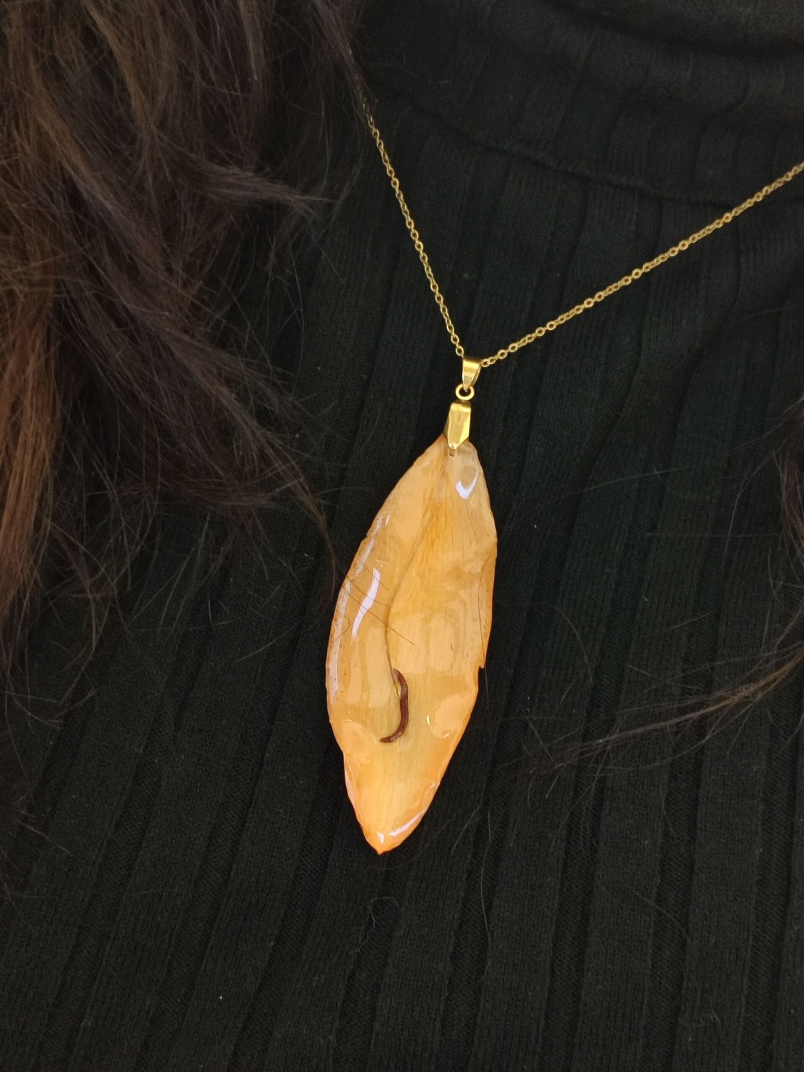 Colgante con UN PÉTALO DE LILIUM encapsulado en resina.