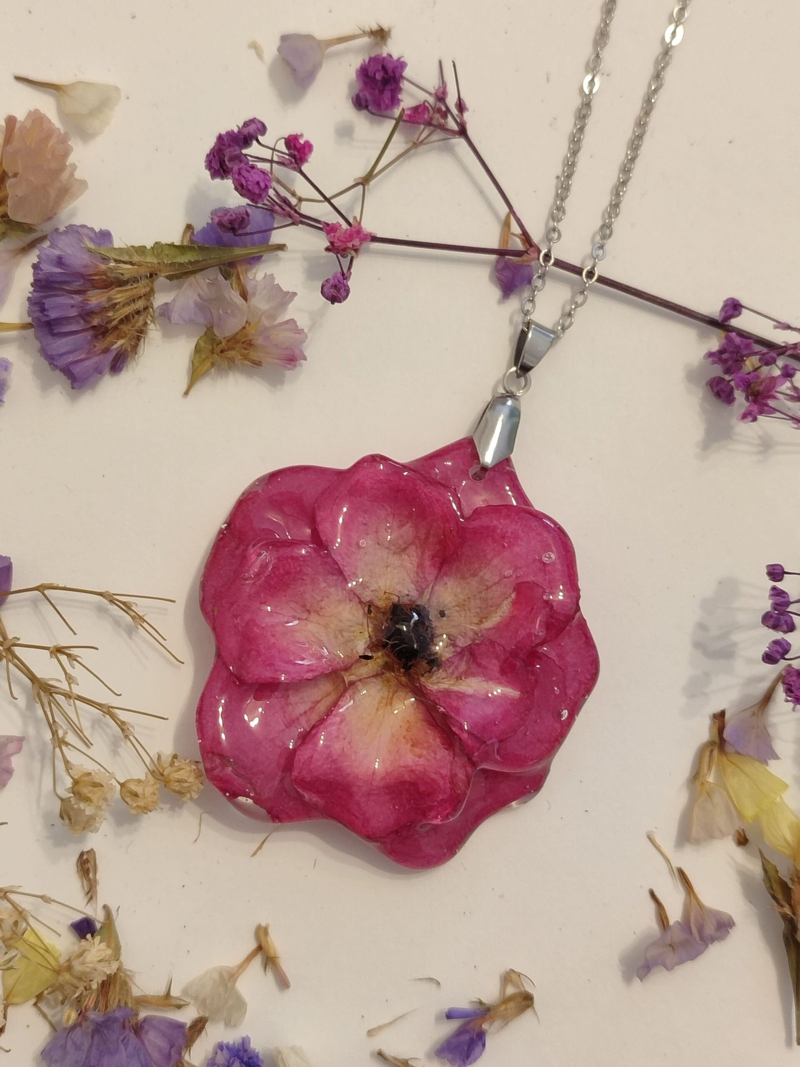 Colgante con UNA ROSA encapsulada en resina.