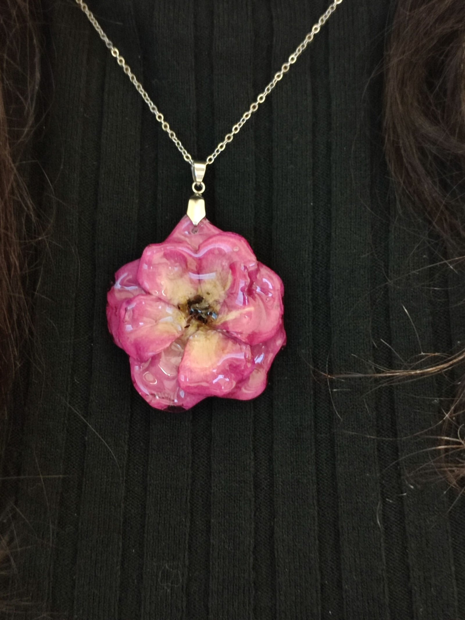 Colgante con UNA ROSA encapsulada en resina.