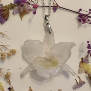 Colgante con UNA ORQUÍDEA DENDROBIUM encapsulada en resina.