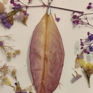 Colgante con UN PÉTALO DE LILIUM encapsulado en resina.