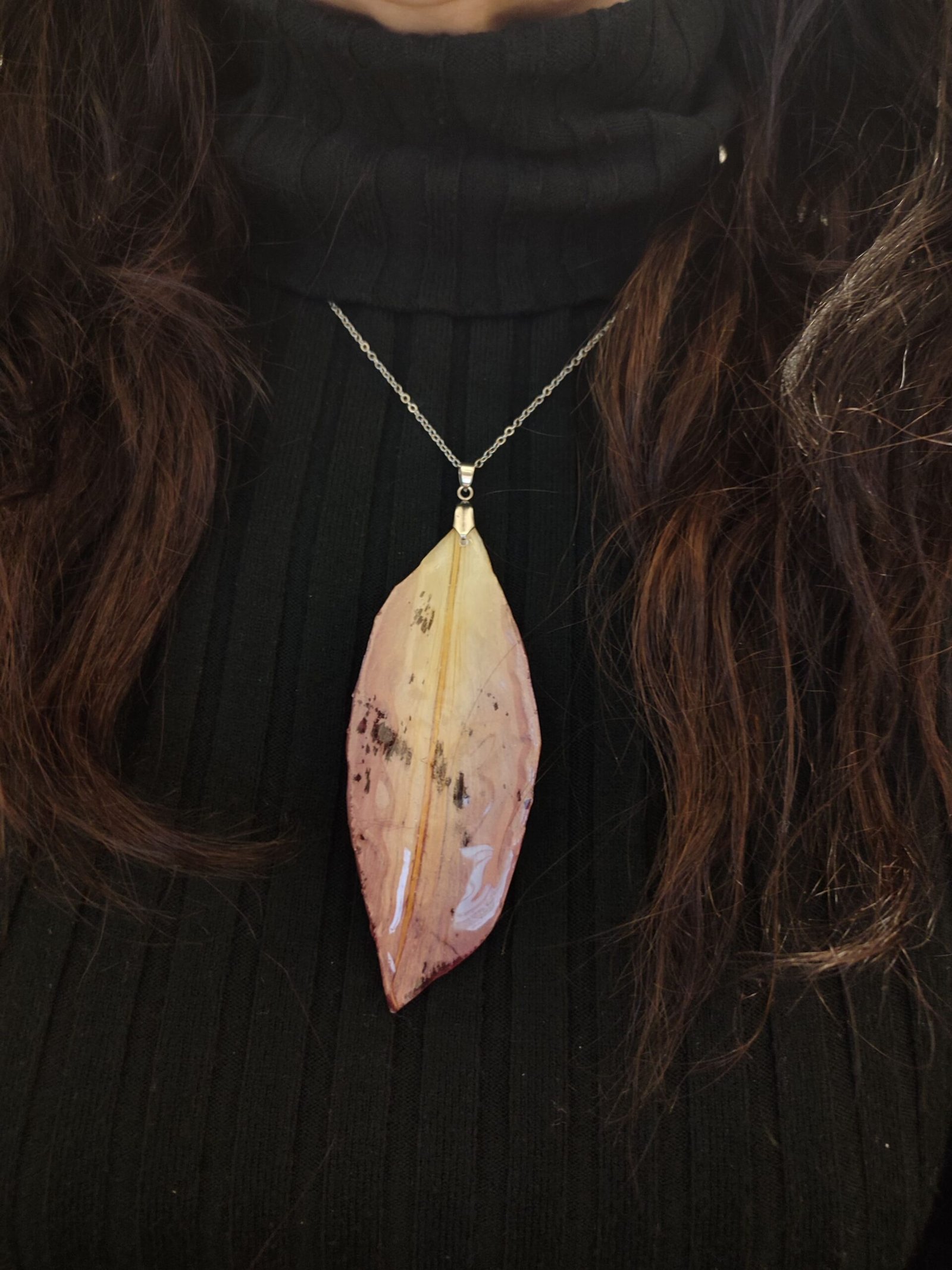 Colgante con UN PÉTALO DE LILIUM encapsulado en resina.