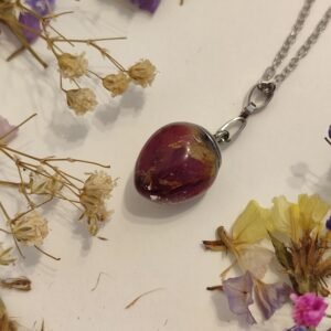 Colgante con UN CAPULLO DE ROSA encapsulado en resina.