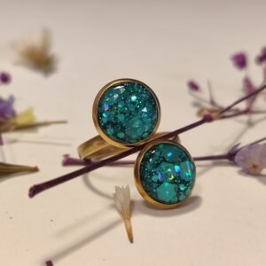 Anillo ajustable de acero inoxidable con PURPURINA HOLOGRÁFICA encapsulada en resina.