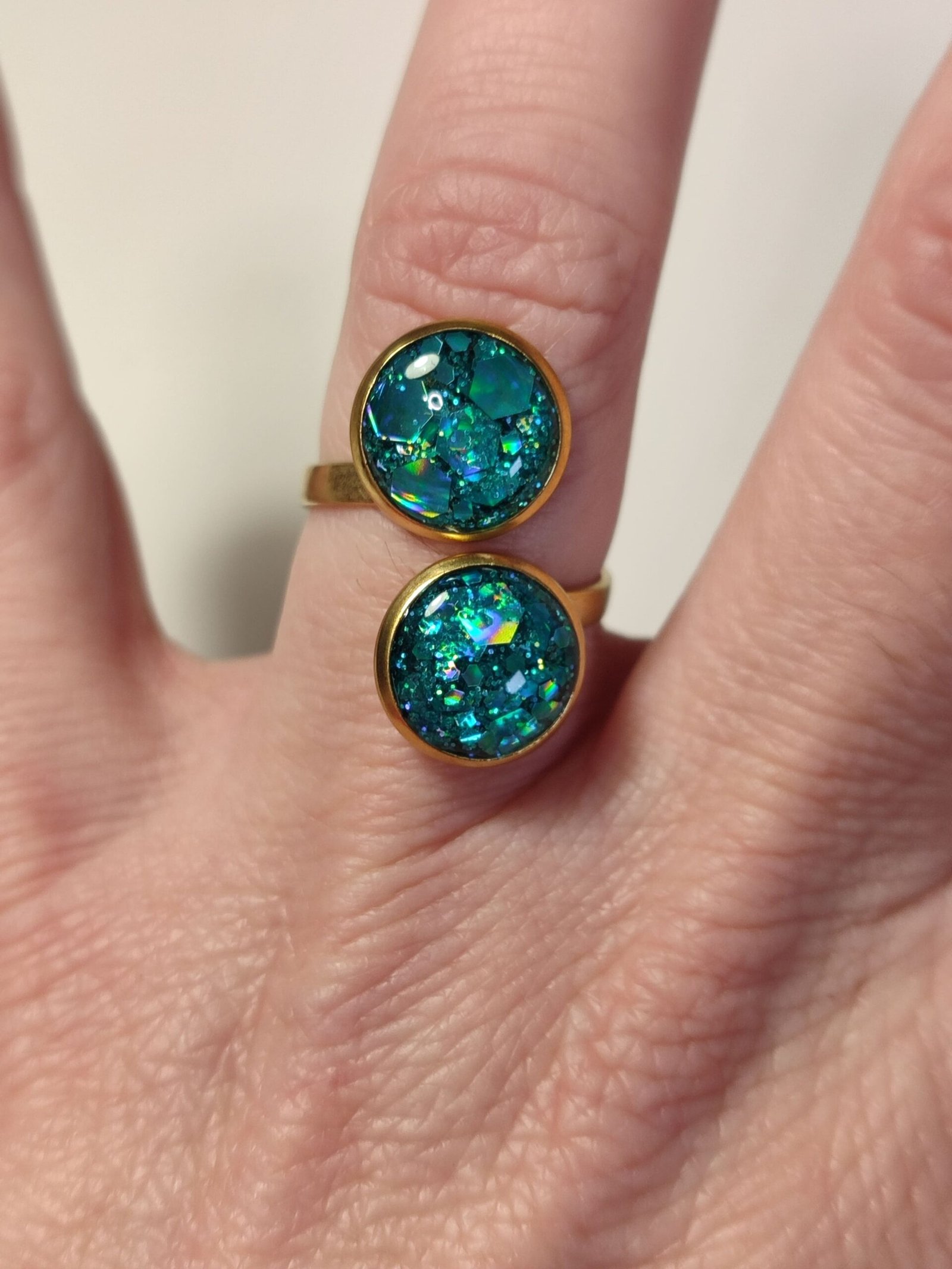 Anillo ajustable de acero inoxidable con PURPURINA HOLOGRÁFICA encapsulada en resina.