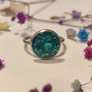 Anillo ajustable de acero inoxidable con PURPURINA HOLOGRÁFICA encapsulada en resina.