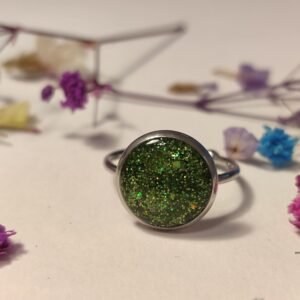 Anillo ajustable de acero inoxidable con PURPURINA HOLOGRÁFICA encapsulada en resina.