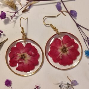 Pendientes con unas ROSAS ENTERAS encapsuladas en resina.