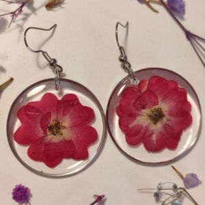 Pendientes con unas ROSAS ENTERAS encapsuladas en resina.