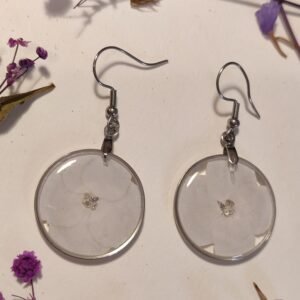 Pendientes con unas FLORES DE HORTENSIA BLANCA encapsuladas en resina.
