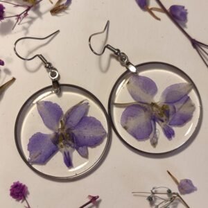 Pendientes con unas FLORES DE DELPHINIUM LILA CLARO encapsuladas en resina.