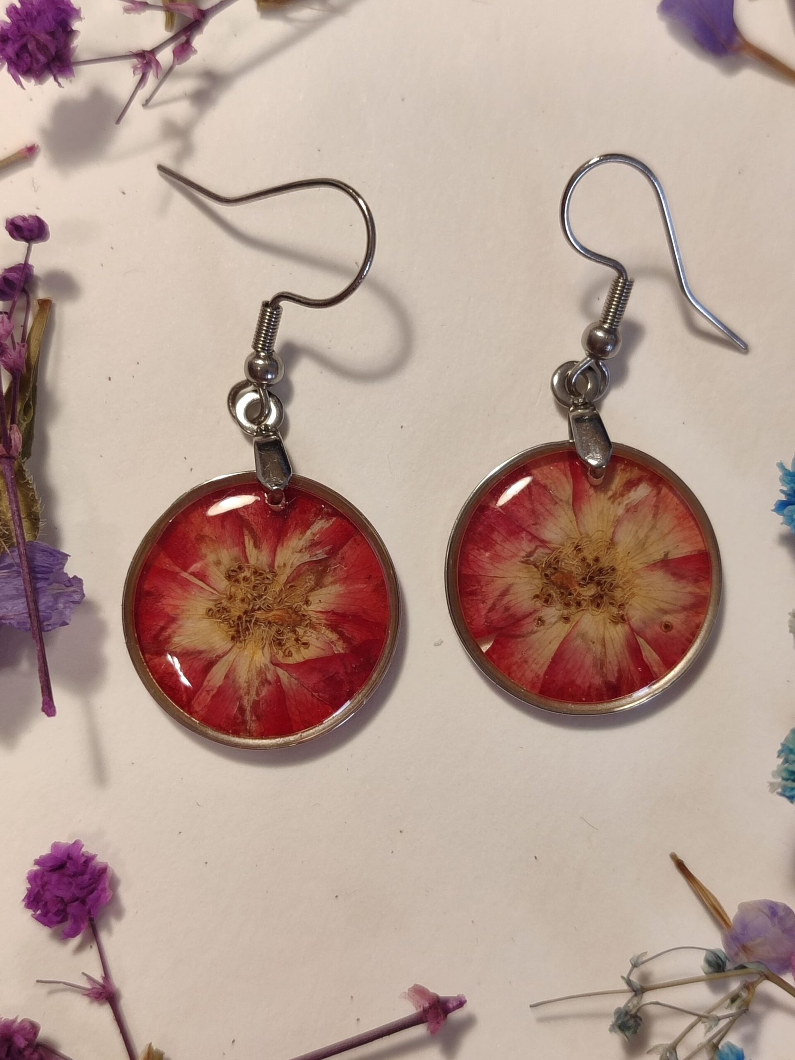 Pendientes con unas ROSAS ROJAS encapsuladas en resina.