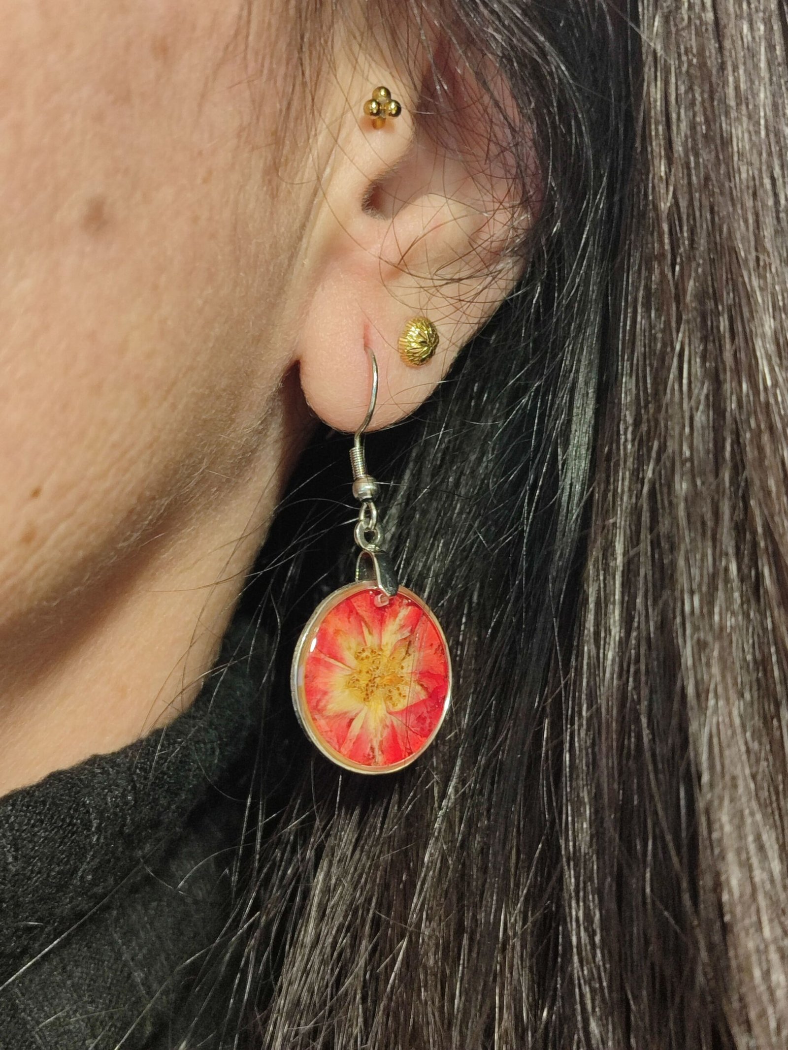 Pendientes con unas ROSAS ROJAS encapsuladas en resina.