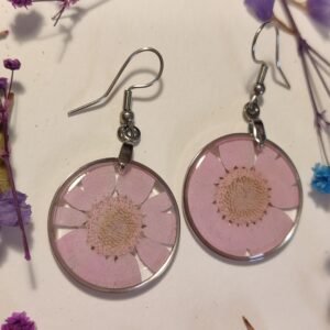 Pendientes con unas MARGARITAS ROSA CLARO encapsuladas en resina.