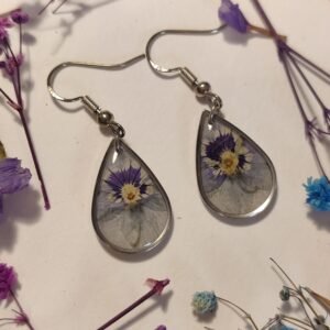 Pendientes con unos PENSAMIENTOS encapsulados en resina.