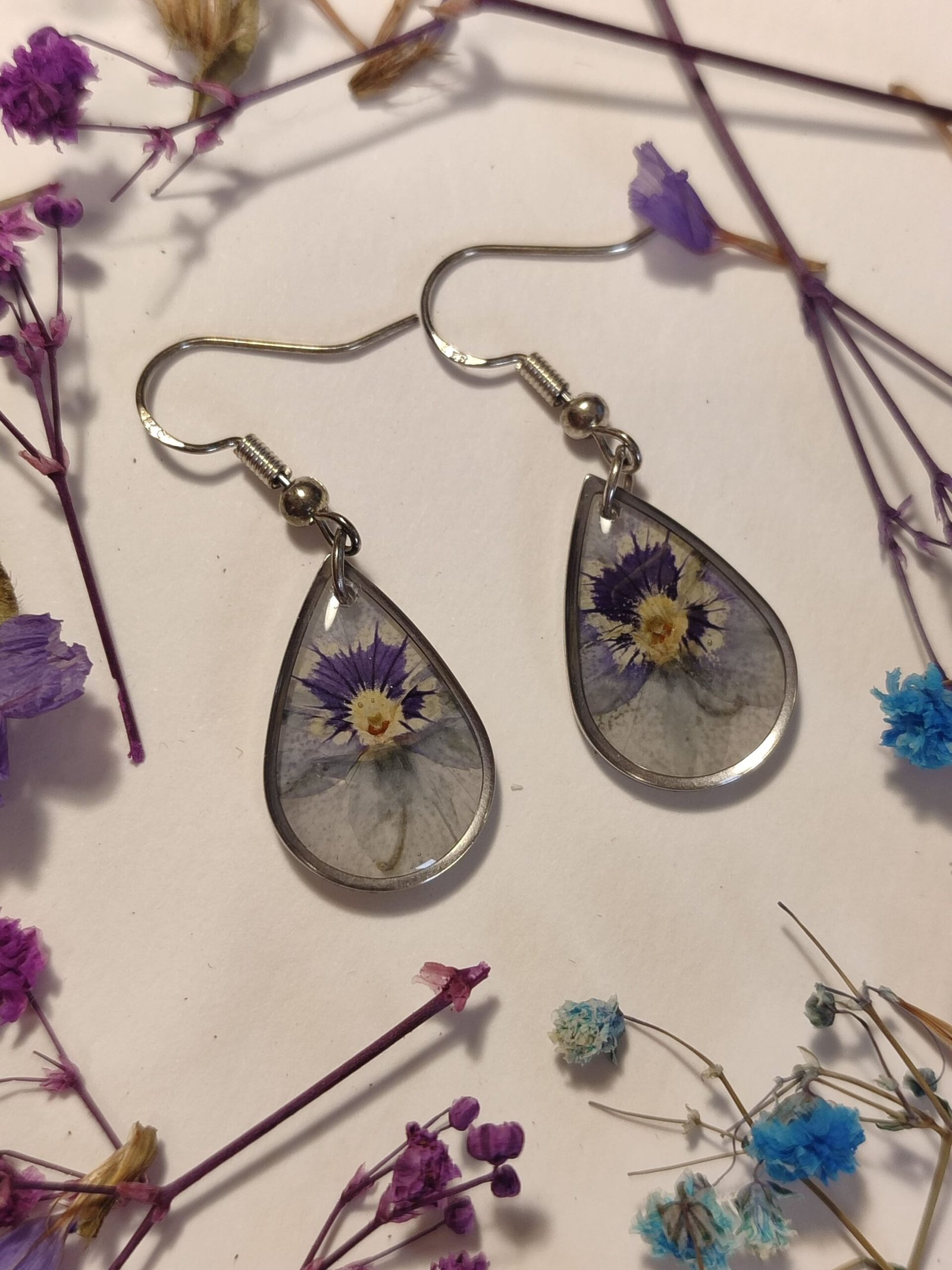 Pendientes con unos PENSAMIENTOS encapsulados en resina.