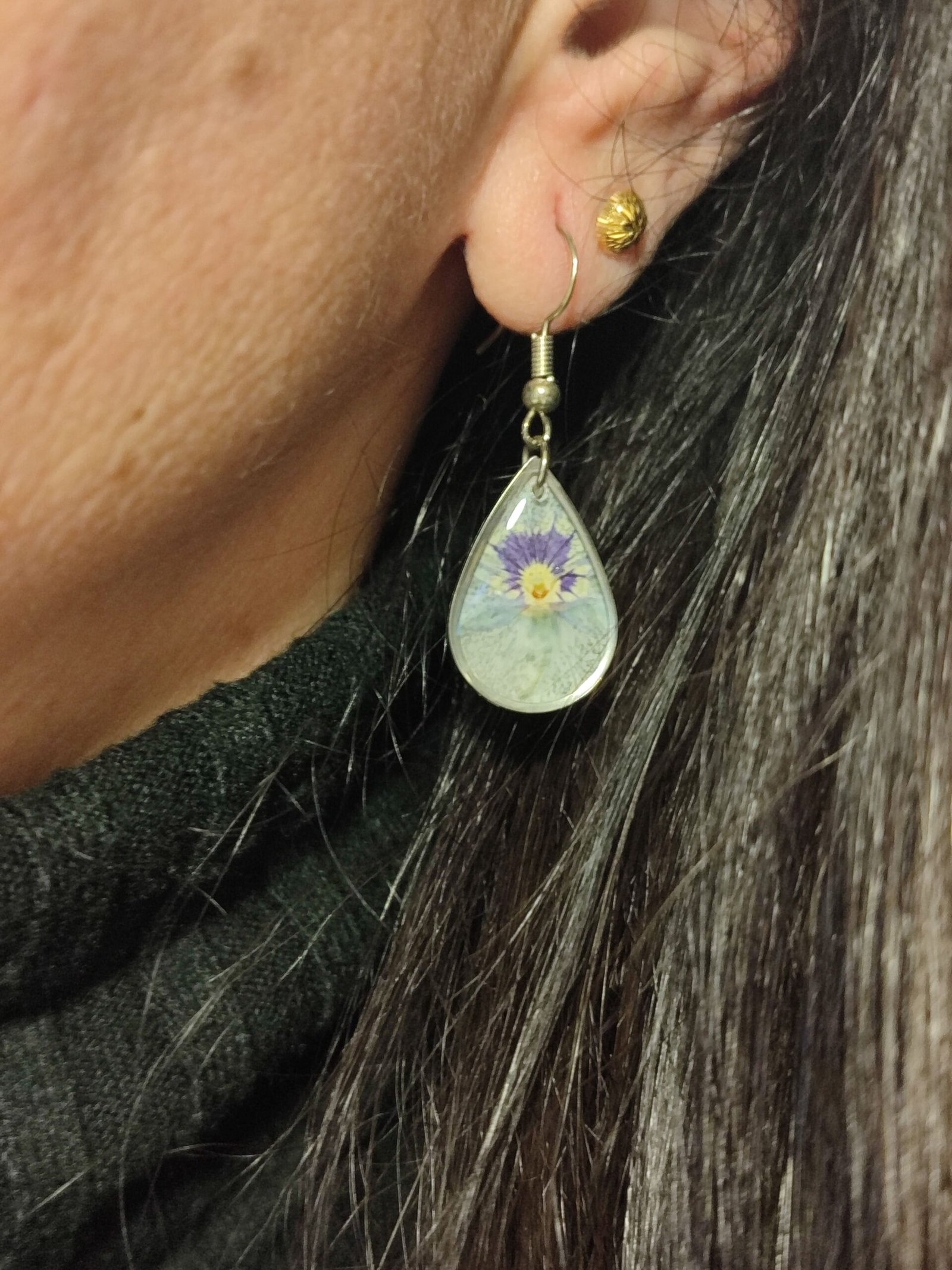 Pendientes con unos PENSAMIENTOS encapsulados en resina.