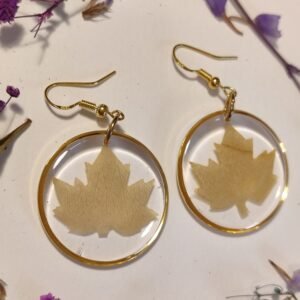Pendientes con unas HOJAS REALES DE ÁRBOL TROQUELADAS EN FORMA DE HOJITAS y encapsuladas en resina.