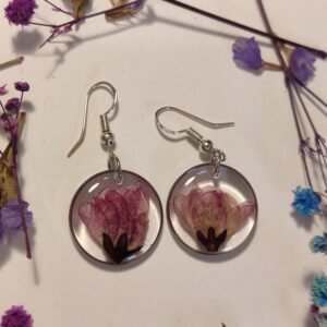 Pendientes con unos CAPULLITOS DE ROSA y encapsulados en resina.