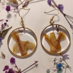 Pendientes con unas FLORES SILVESTRES NARANJAS y encapsuladas en resina.