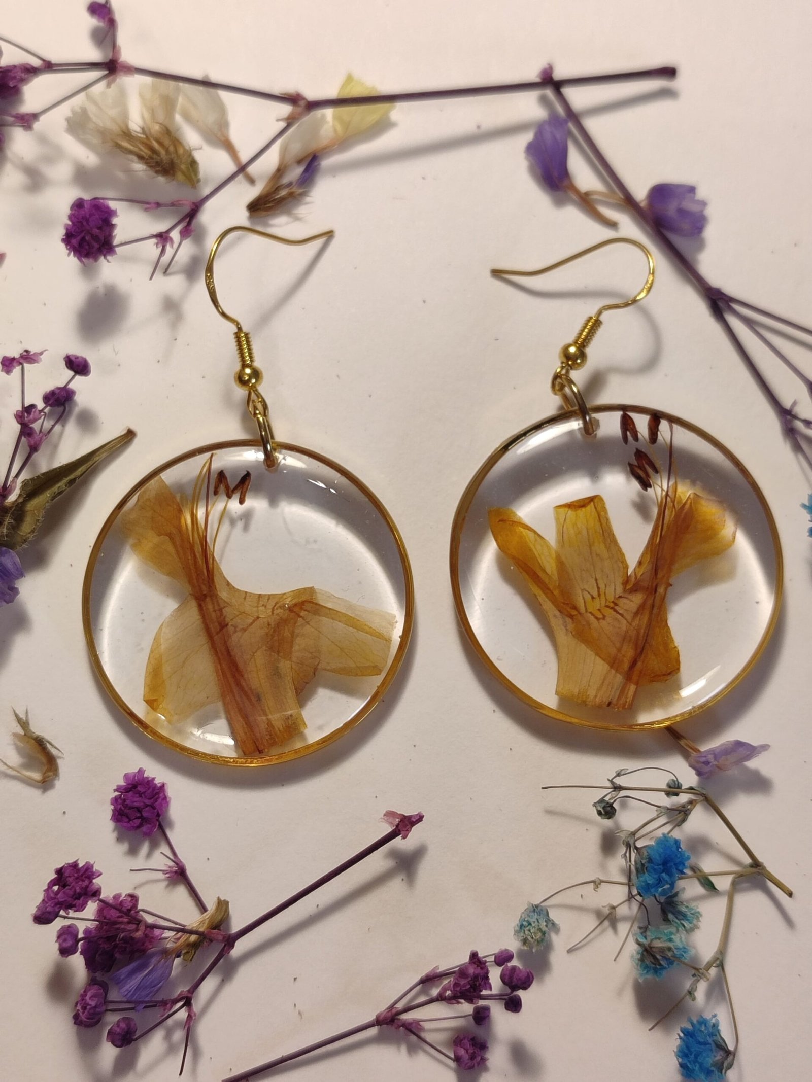 Pendientes con unas FLORES SILVESTRES NARANJAS y encapsuladas en resina.