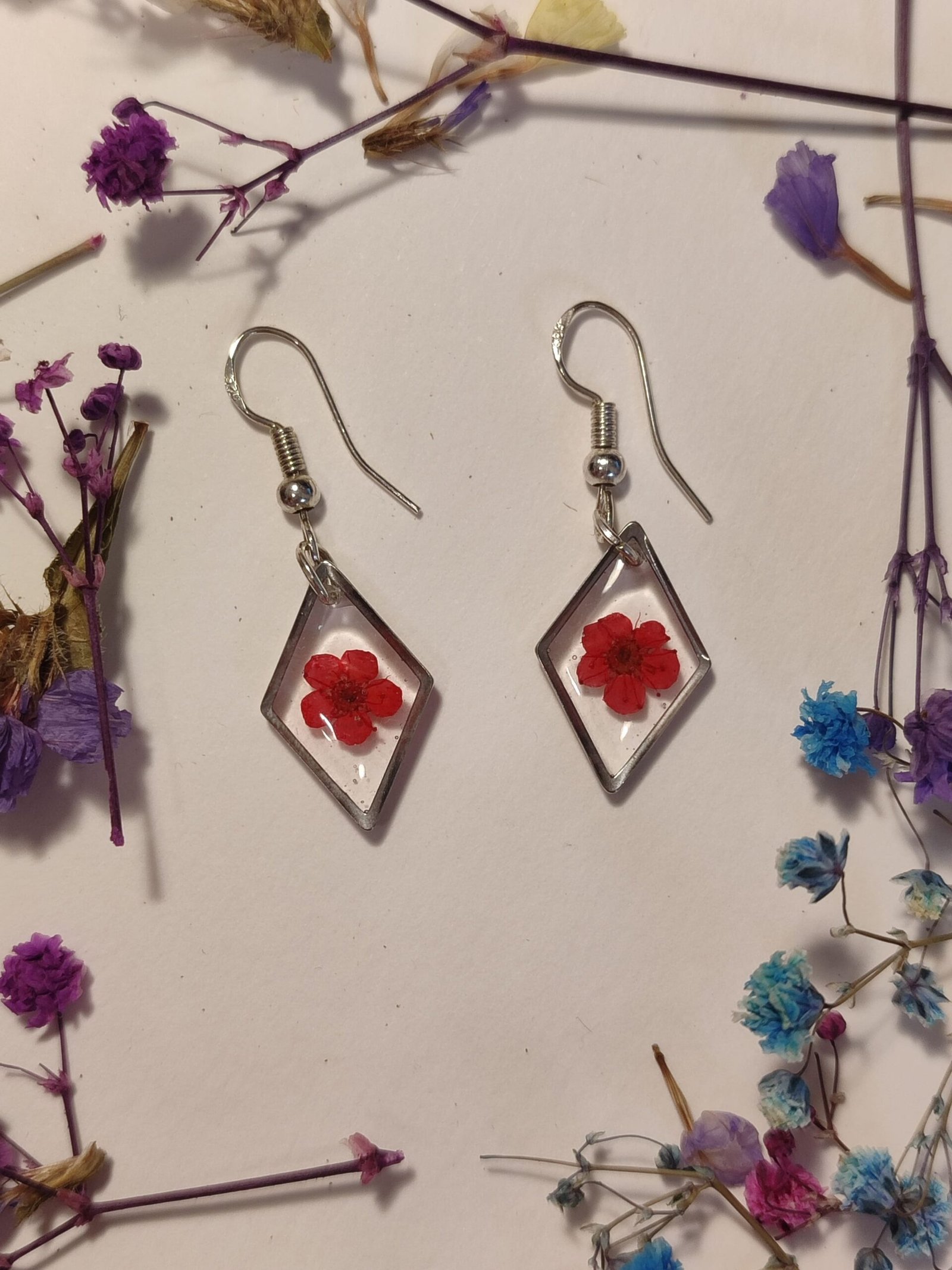 Pendientes con una FLOR MINI ROJA encapsulada en resina.