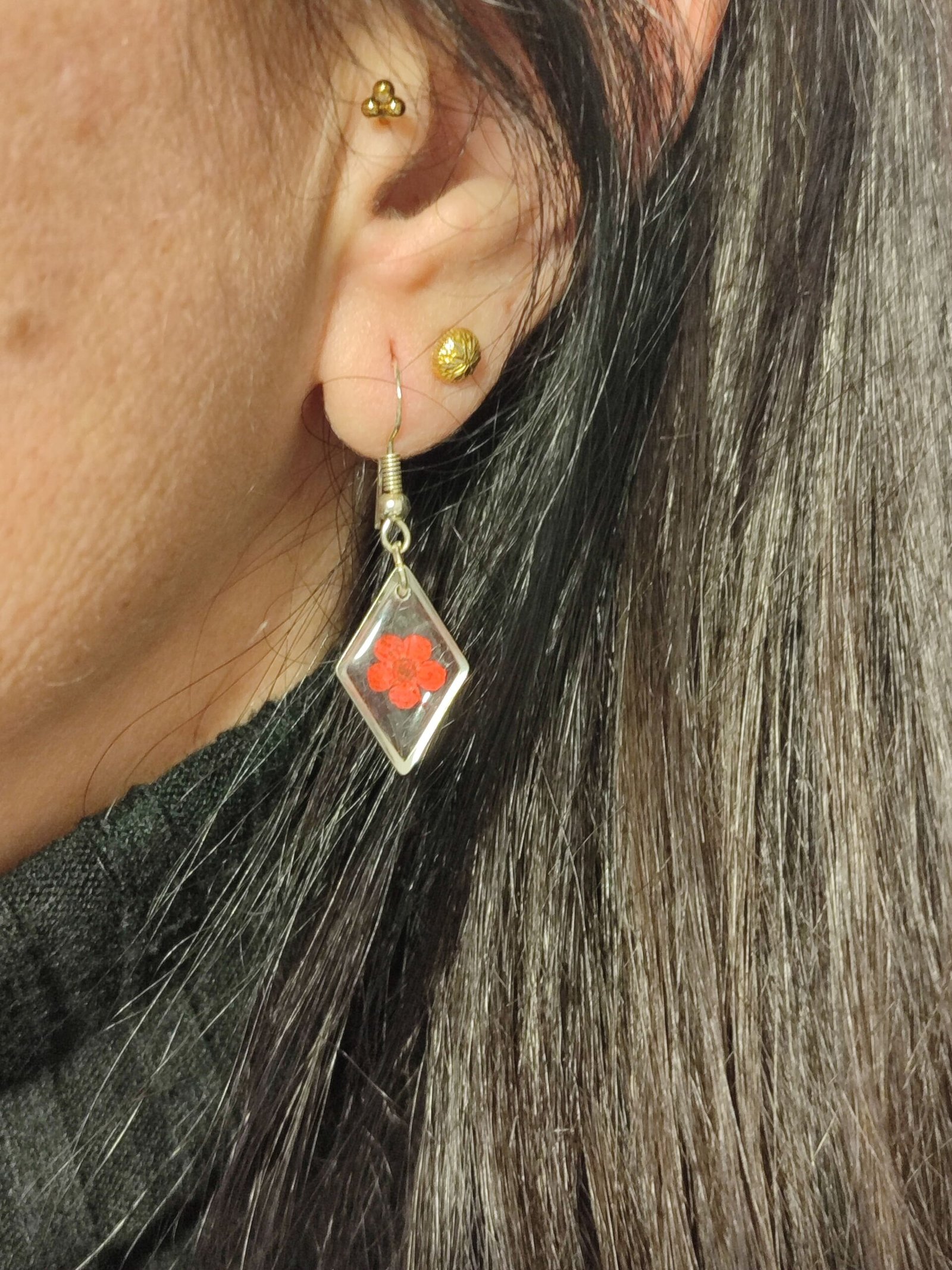 Pendientes con una FLOR MINI ROJA encapsulada en resina.
