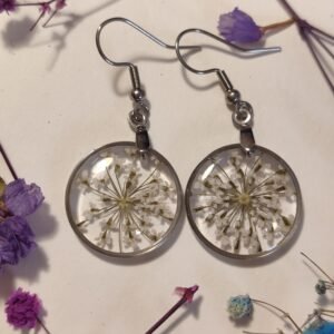 Pendientes con FLORES DE ZANAHORIA SILVESTRE encapsuladas en resina.