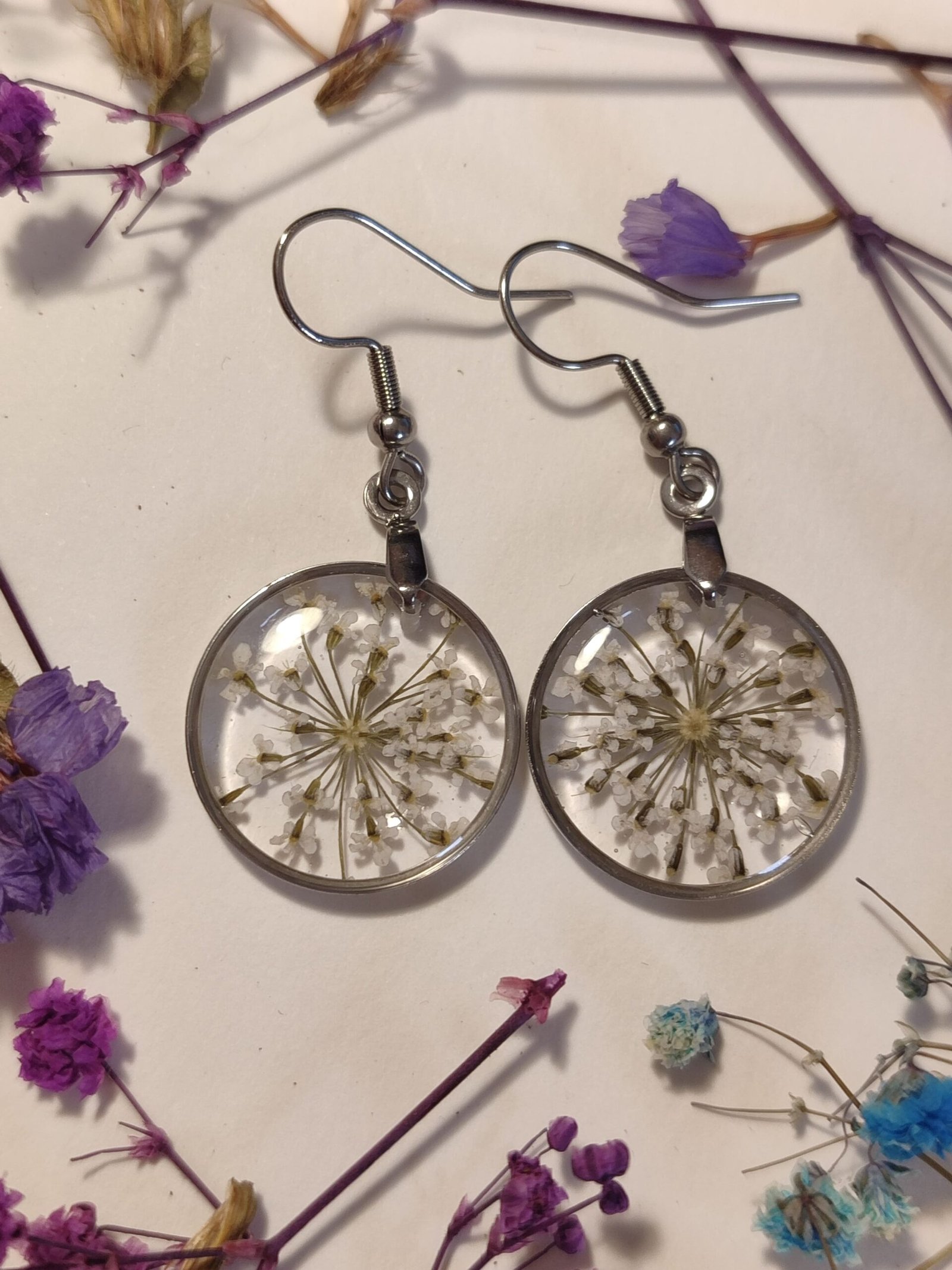 Pendientes con FLORES DE ZANAHORIA SILVESTRE encapsuladas en resina.