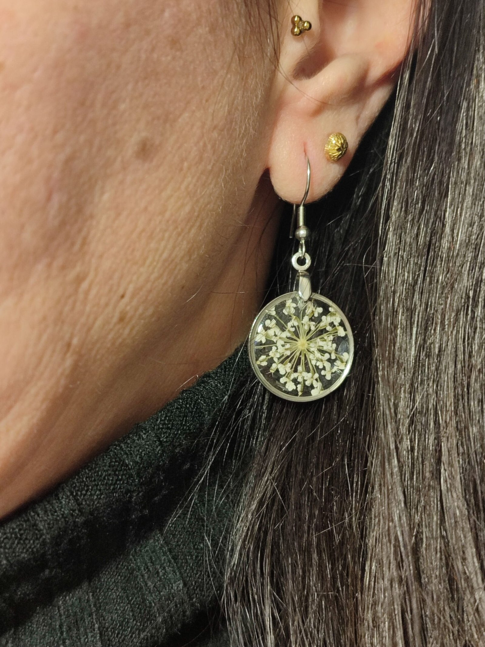 Pendientes con FLORES DE ZANAHORIA SILVESTRE encapsuladas en resina.