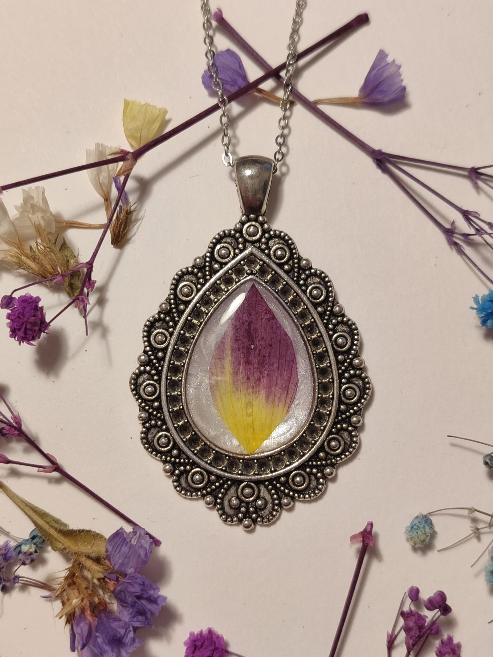 Colgante con UN PÉTALO DE DÁLIA BICOLOR encapsulado en resina